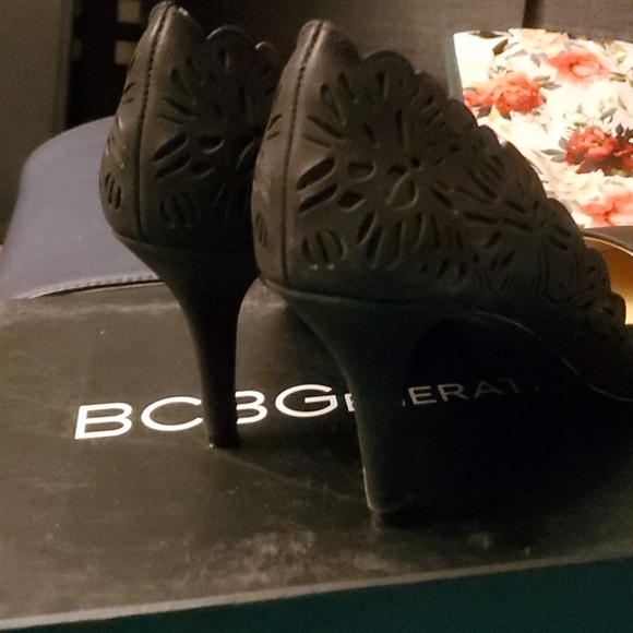 Scalloped edge pointed toe black pumps - Picture 4 of 7